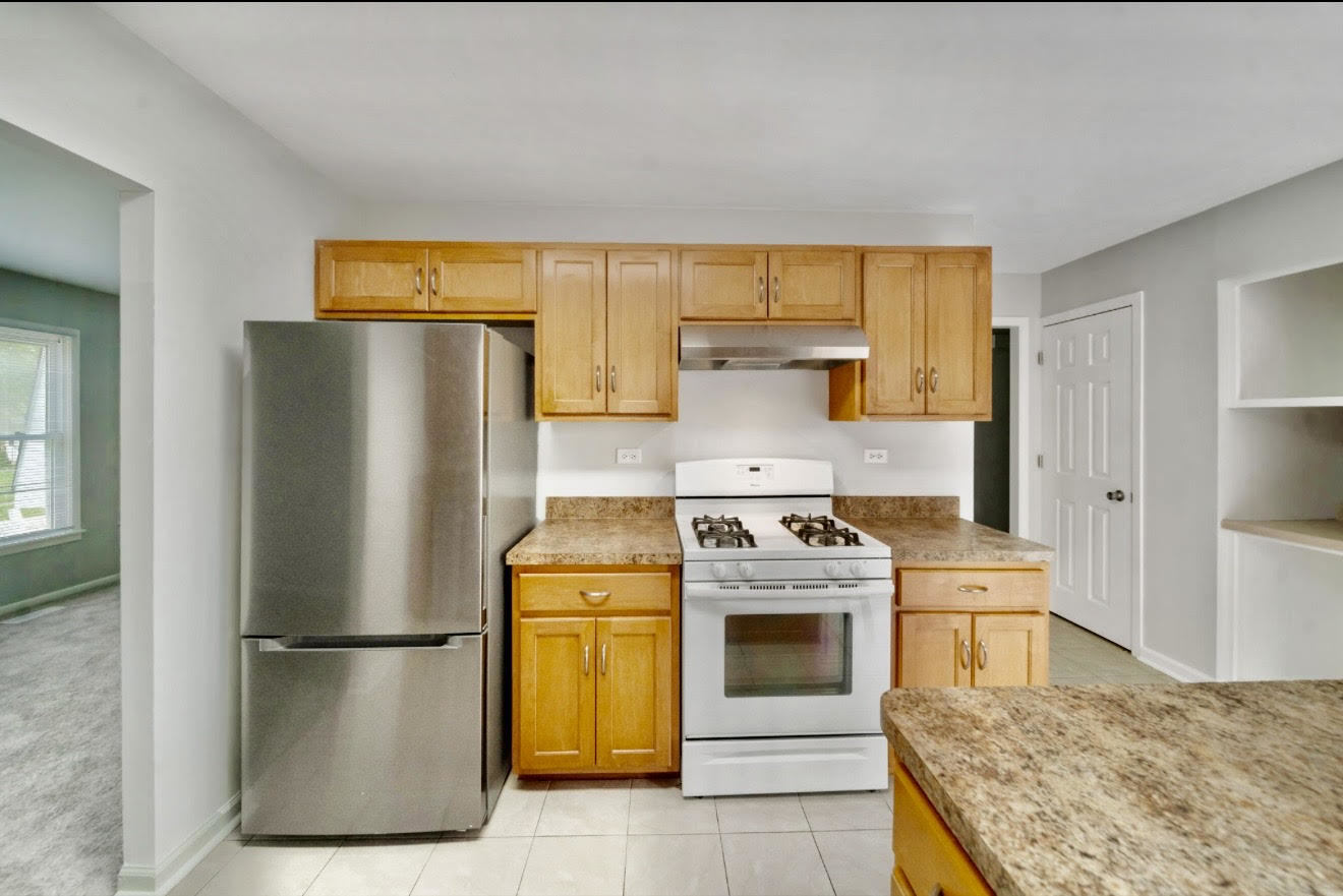 526 King Arthur Way Bolingbrook, IL 60440 - Photo 6 of 33