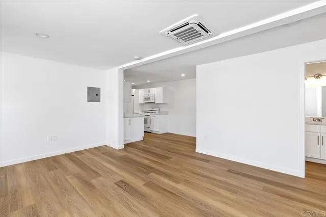 $2,999 | 406 South Cleveland Street, Oceanside, CA 92054