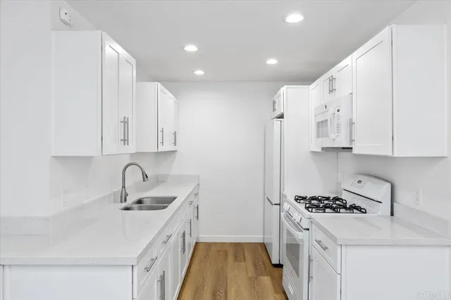 $2,999 | 406 South Cleveland Street, Oceanside, CA 92054