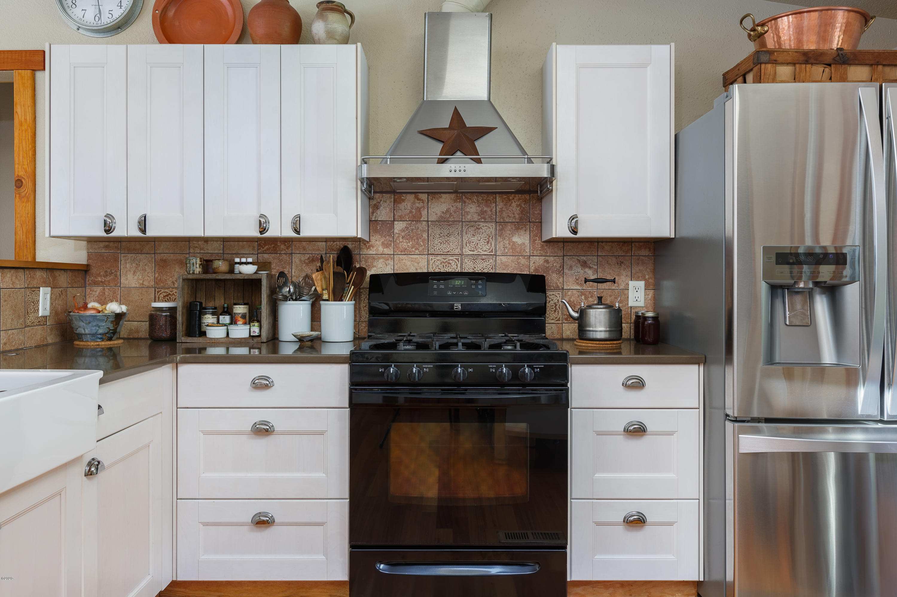 1266 North Yachats River Road Yachats, OR 97498 - Photo 8 of 79 Gas Range