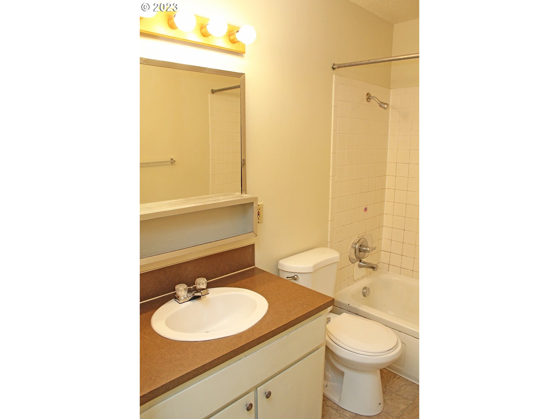 12021 Southeast Foster Road Portland, OR 97266 - Photo 6 of 23 Gallery Image 6