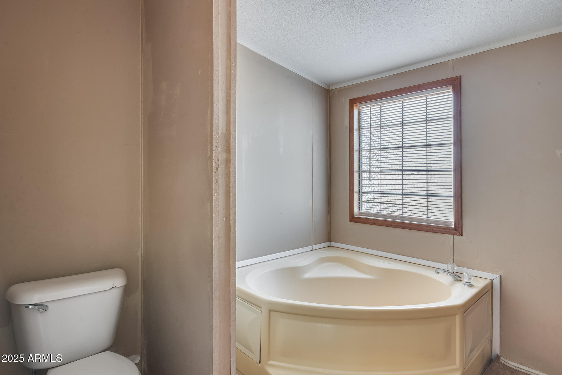 1047 South Main Street Coolidge, AZ 85128 - Photo 26 of 72 a white bath tub sitting next to a toilet