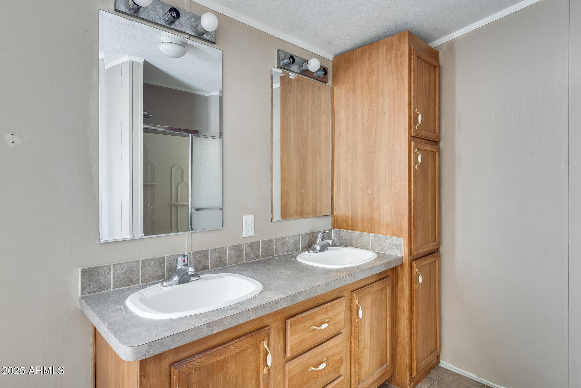 1047 South Main Street Coolidge, AZ 85128 - Photo 27 of 72 a bathroom with a double vanity sink and a mirror