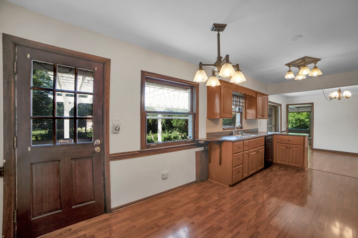 1516 Willow Road Schaumburg, IL 60173 - Photo 8 of 38