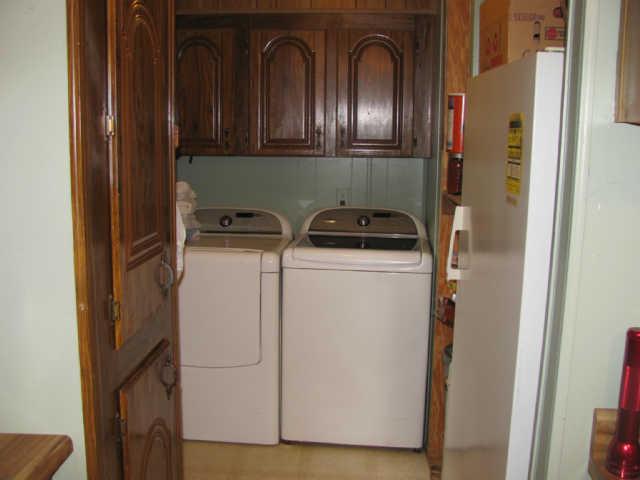 212 Duckworth Road Winchester, TN 37398 - Photo 7 of 16 a utility room with dryer and washer