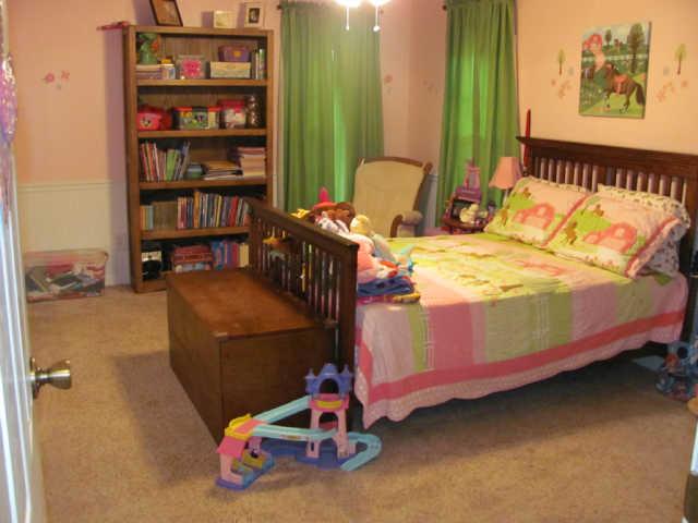 212 Duckworth Road Winchester, TN 37398 - Photo 8 of 16 a bedroom with bed and a book shelf