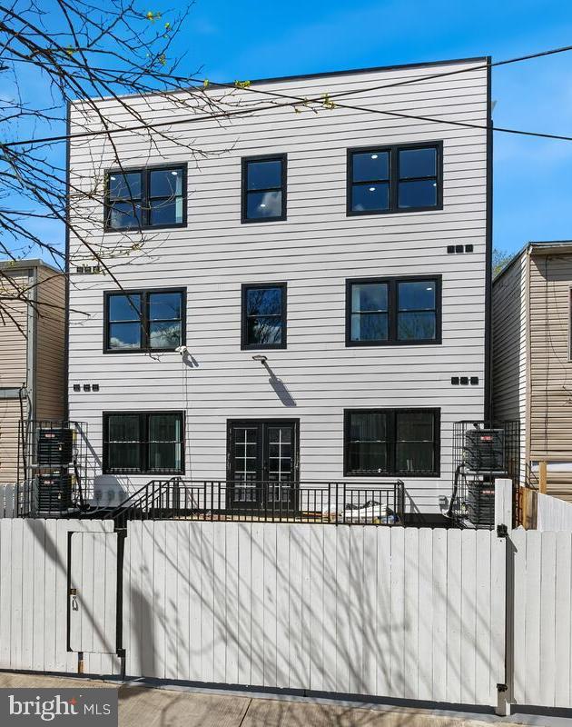 1622 17th Street Southeast, Unit 2001 Washington, DC 20020 - Photo 8 of 11 a view of a house with wooden fence