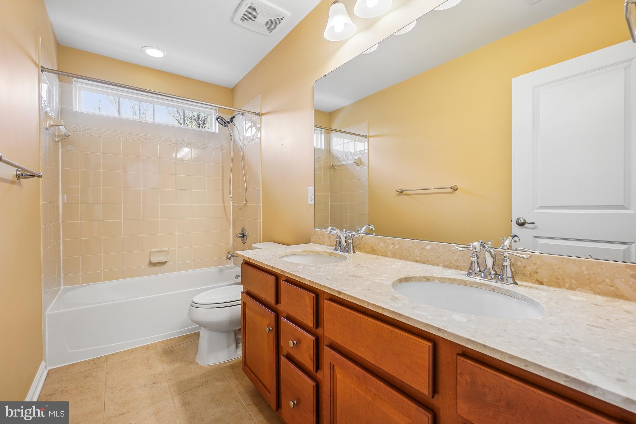 4463 Weejun Loop Woodbridge, VA 22192 - Photo 30 of 43 Hall Bath