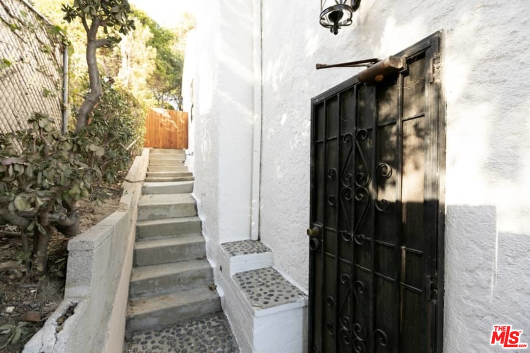 3729 Roderick Road Los Angeles, CA 90065 - Photo 35 of 40 a view of entryway and gallery