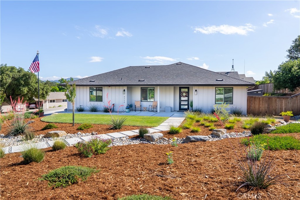 8550 El Corte Road Atascadero, CA 93422 - Photo 5 of 72 a house with swimming pool in front of it