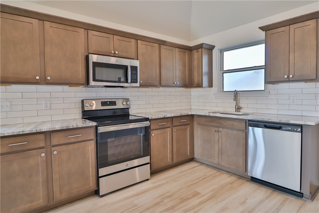 2795 Buccaneer Trail Bryan, TX 77803 - Photo 3 of 13 **Photos are sample photos of similar plan. Colors and features might vary**