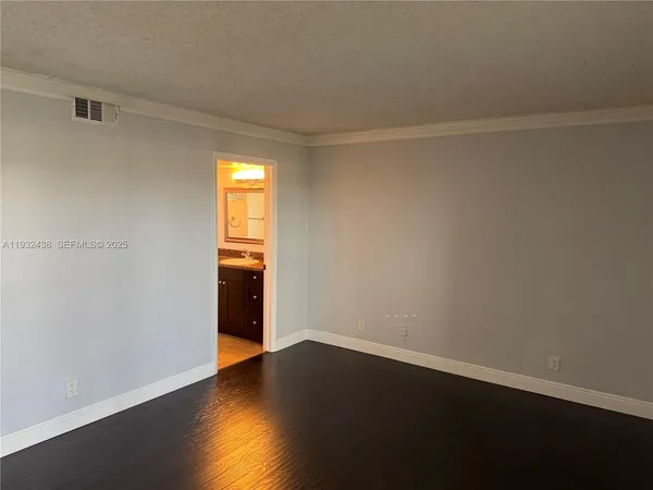 $2,600 | 185 Lakeview Drive, Unit 101, Weston, FL 33326
