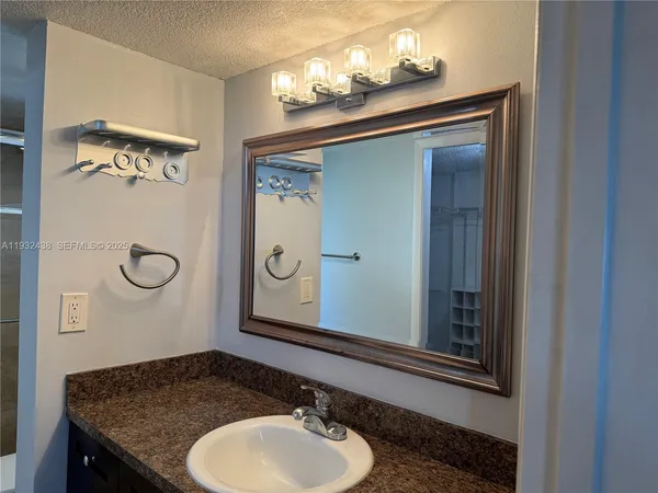$2,600 | 185 Lakeview Drive, Unit 101, Weston, FL 33326
