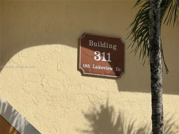 $2,600 | 185 Lakeview Drive, Unit 101, Weston, FL 33326