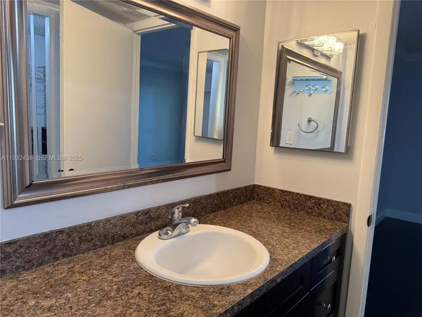 $2,600 | 185 Lakeview Drive, Unit 101, Weston, FL 33326