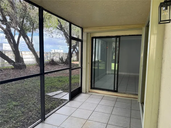 $2,600 | 185 Lakeview Drive, Unit 101, Weston, FL 33326