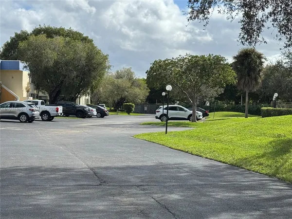 $2,600 | 185 Lakeview Drive, Unit 101, Weston, FL 33326