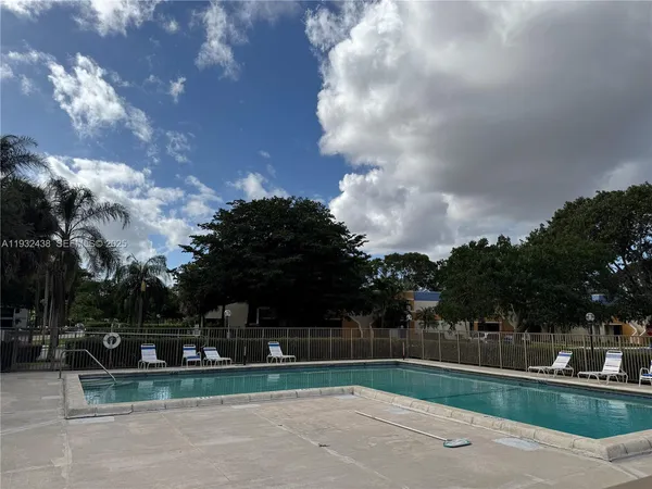 $2,600 | 185 Lakeview Drive, Unit 101, Weston, FL 33326