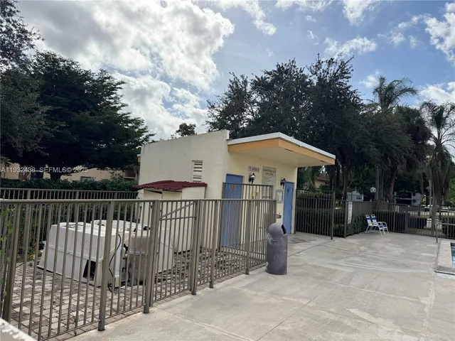$2,800 | 185 Lakeview Drive, Unit 101, Weston, FL 33326