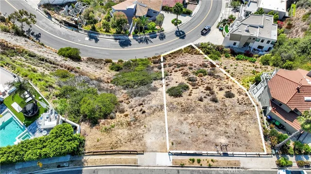 a view of a yard with plants