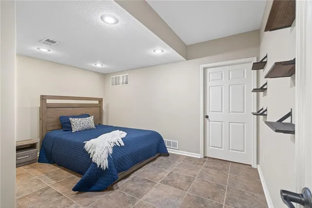 $3,200 | 12704 138th Place, Overland Park, KS 66221