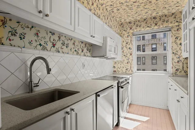 $1,095,000 | 120 East 81st Street, Unit 9G | Upper East Side