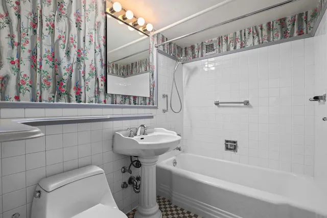 $1,095,000 | 120 East 81st Street, Unit 9G | Upper East Side