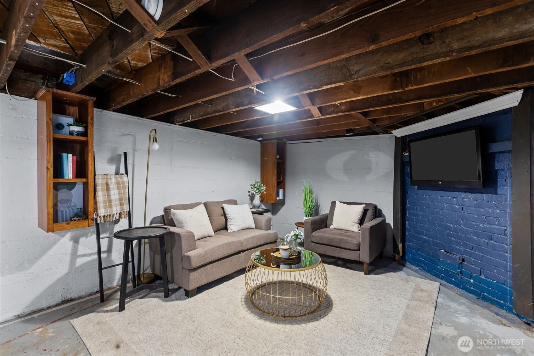 7030 Beverly Boulevard Everett, WA 98203 - Photo 22 of 37 a living room with furniture and a flat screen tv
