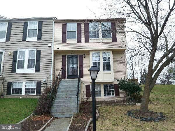 525 Ridgefield Avenue Stephens City, VA 22655 - Photo 1 of 26 a front view of a house with a yard