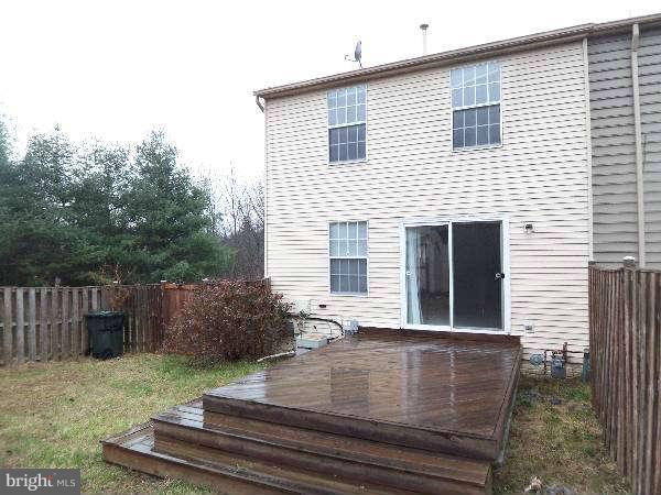 525 Ridgefield Avenue Stephens City, VA 22655 - Photo 3 of 26 a front view of a house with garden