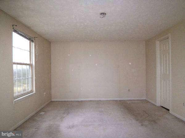 525 Ridgefield Avenue Stephens City, VA 22655 - Photo 23 of 26 an empty room with windows