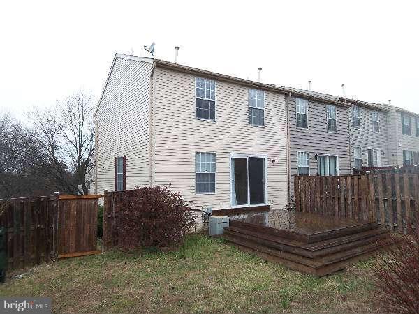525 Ridgefield Avenue Stephens City, VA 22655 - Photo 4 of 26 a front view of a house with a garden