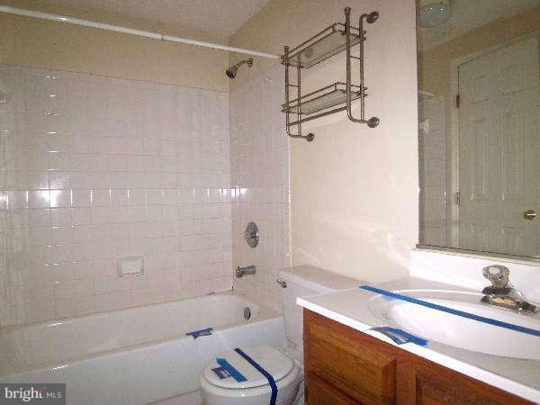 525 Ridgefield Avenue Stephens City, VA 22655 - Photo 6 of 26 a bathroom with a sink a bathtub and a shower