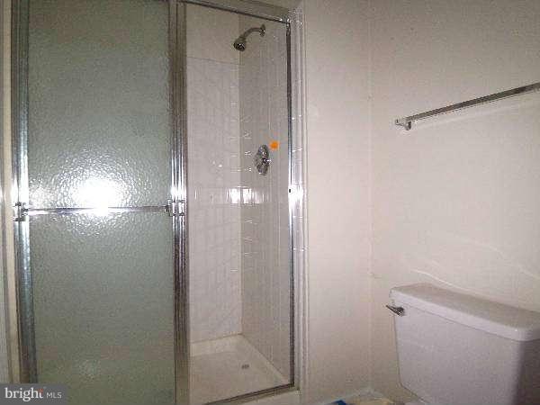 525 Ridgefield Avenue Stephens City, VA 22655 - Photo 7 of 26 a bathroom with a glass shower door