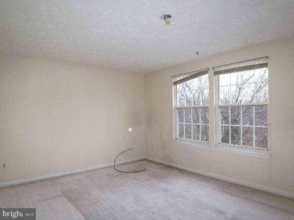 525 Ridgefield Avenue Stephens City, VA 22655 - Photo 10 of 26 an empty room with a window