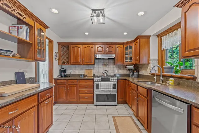 $550,000 | 6 Wayto Lane, Clifton Park, NY 12019