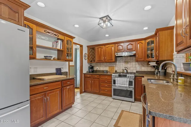 $550,000 | 6 Wayto Lane, Clifton Park, NY 12019