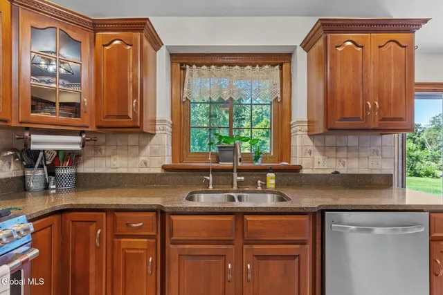 $550,000 | 6 Wayto Lane, Clifton Park, NY 12019