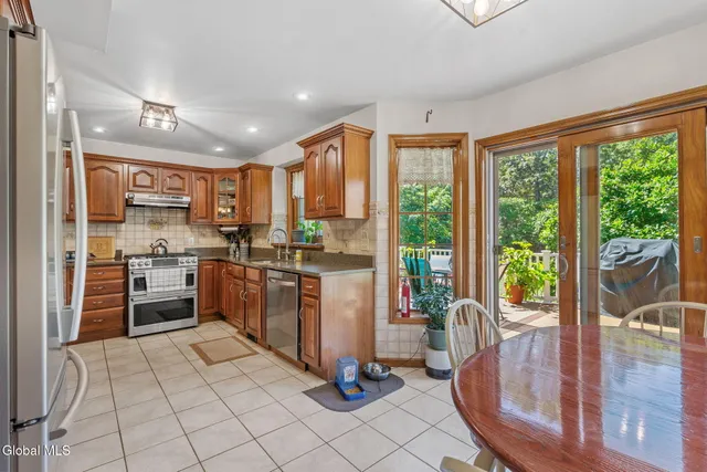 $550,000 | 6 Wayto Lane, Clifton Park, NY 12019