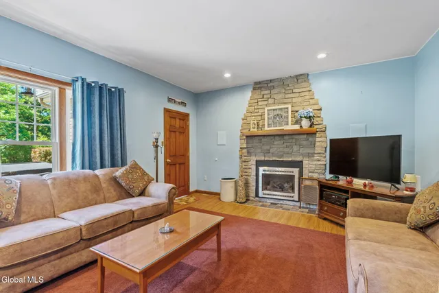 $550,000 | 6 Wayto Lane, Clifton Park, NY 12019