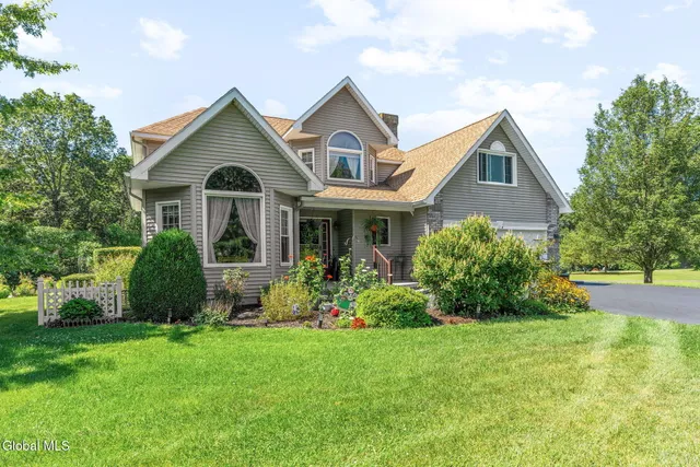 $550,000 | 6 Wayto Lane, Clifton Park, NY 12019