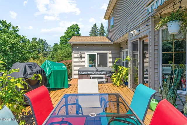 $550,000 | 6 Wayto Lane, Clifton Park, NY 12019