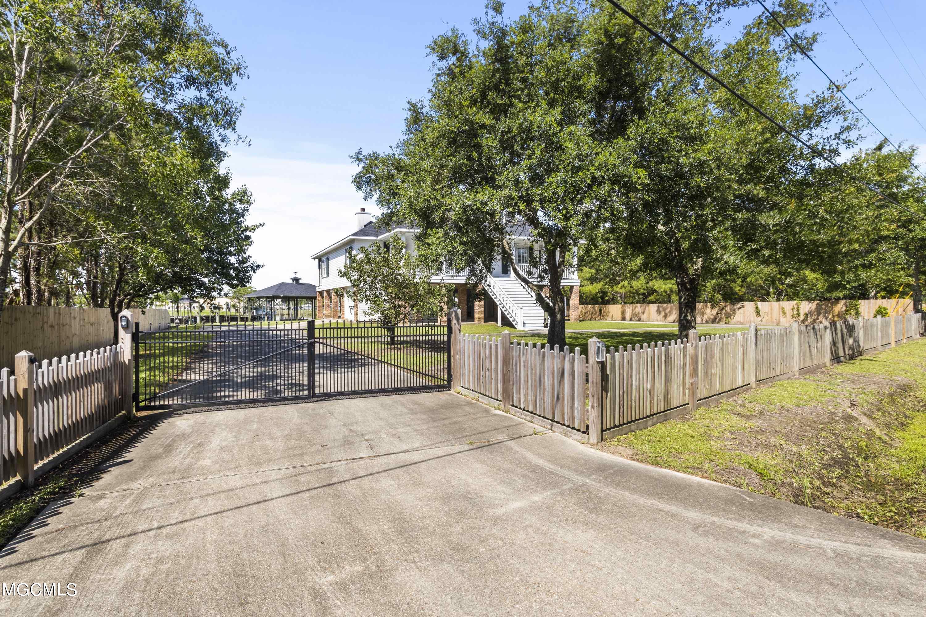 321 Garden Road Bay St. Louis, MS 39520 - Photo 3 of 66 003