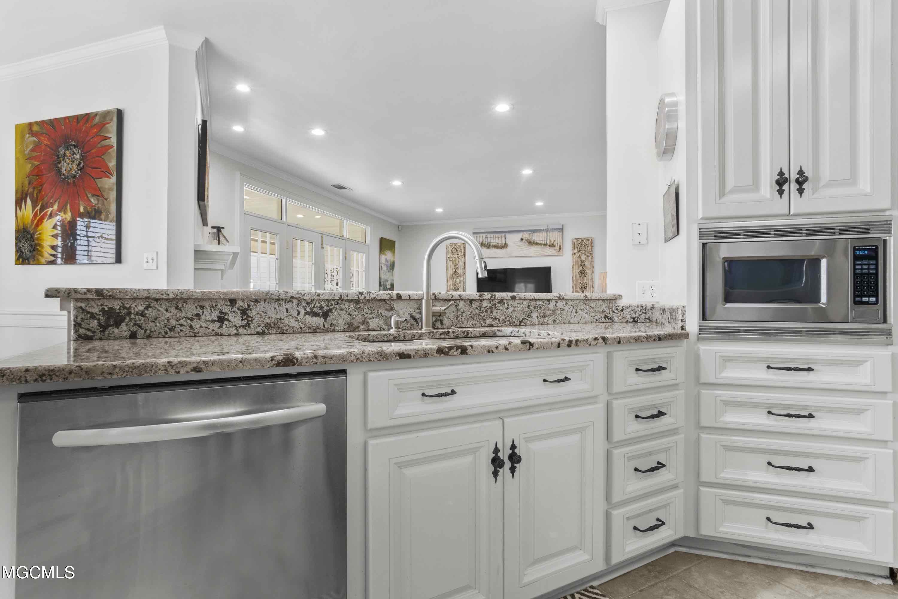 321 Garden Road Bay St. Louis, MS 39520 - Photo 6 of 66 015