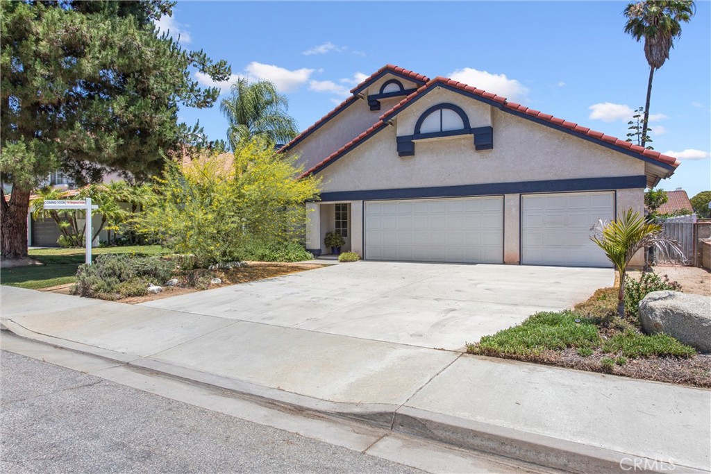 8742 Feathertop Road Riverside, CA 92508 - Photo 7 of 40 Single Story, 3 car garage!