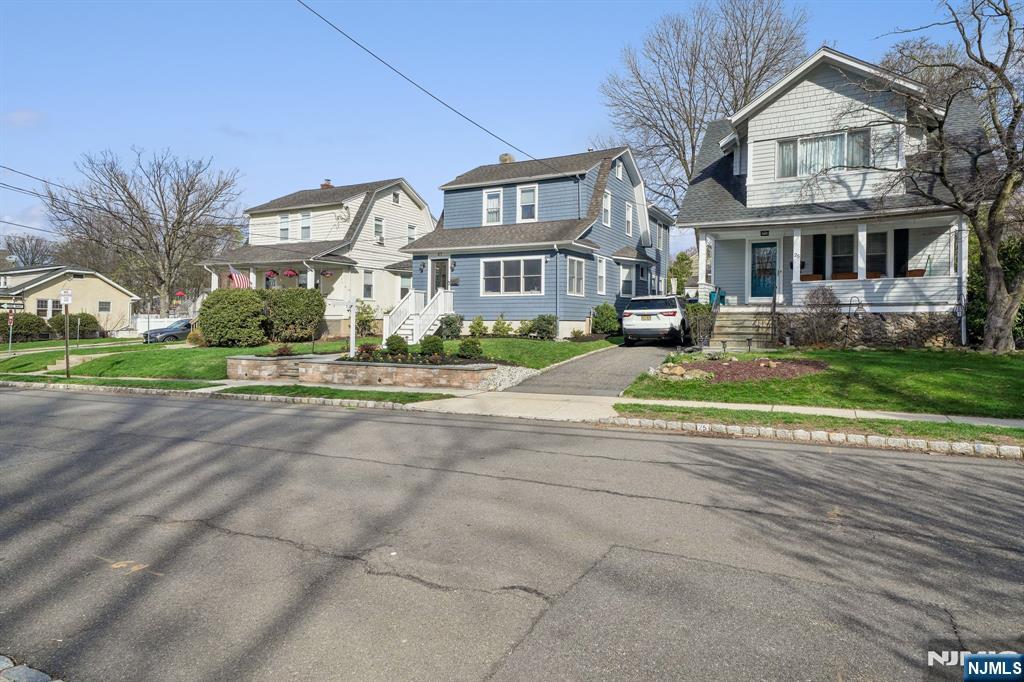 27 Otsego Road Verona, NJ 07044 - Photo 2 of 40