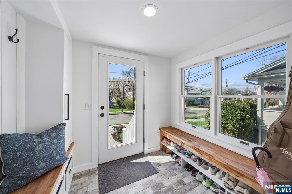 27 Otsego Road Verona, NJ 07044 - Photo 3 of 40