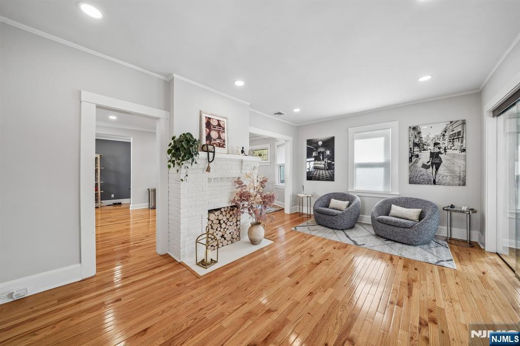 27 Otsego Road Verona, NJ 07044 - Photo 4 of 40