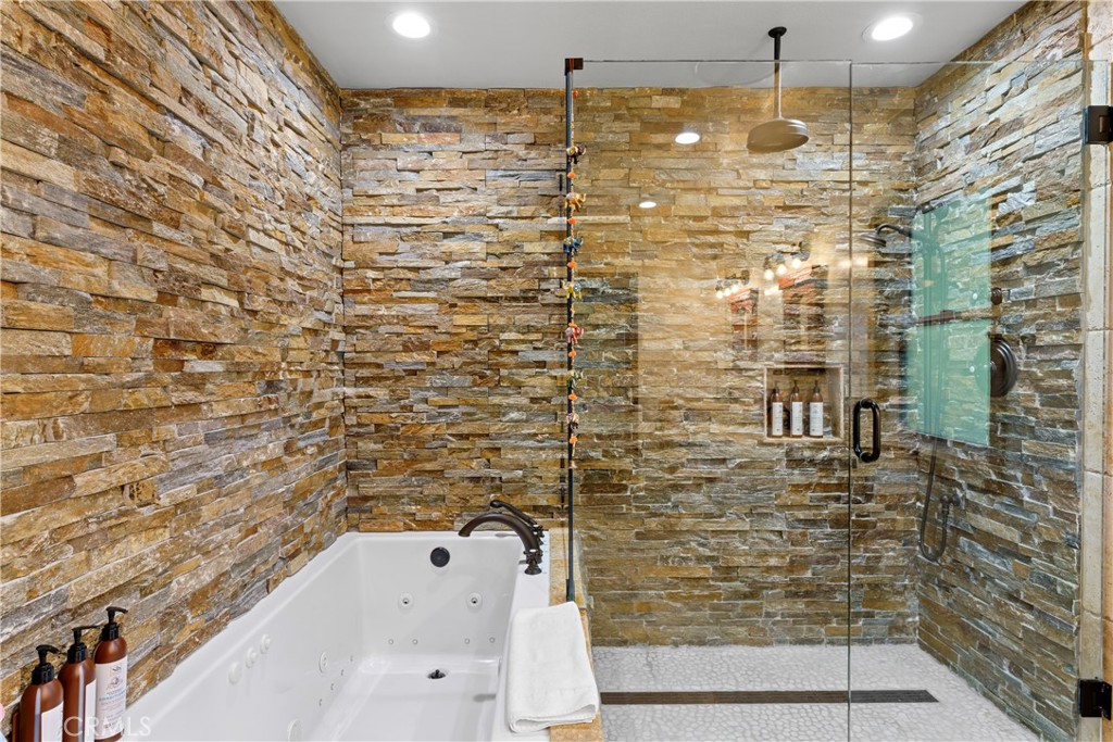 221 Grizzly Road Lake Arrowhead, CA 92352 - Photo 13 of 20 a bathroom with a shower