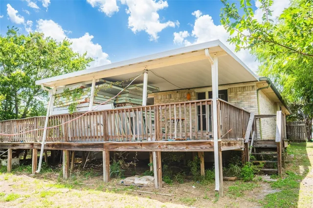 a view of a backyard with garden